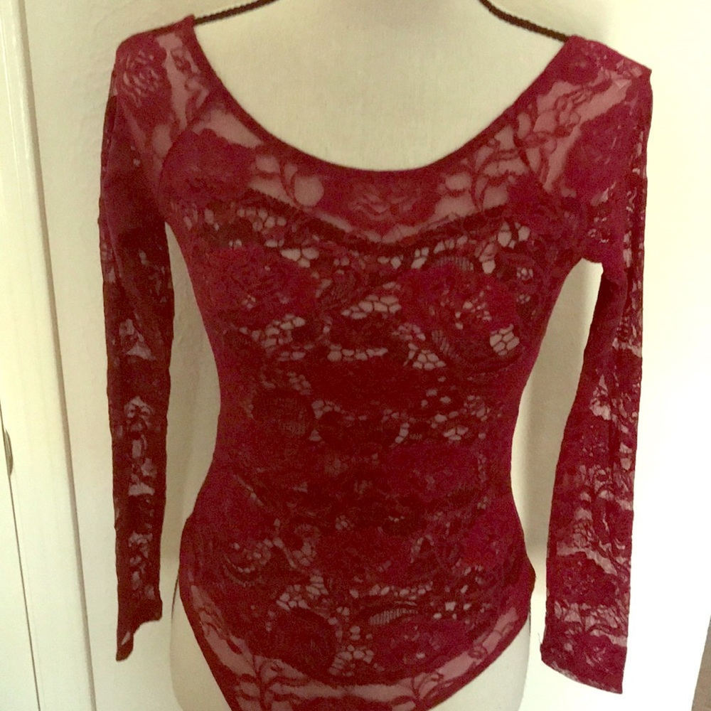 Burgundy lace top. 2️⃣0️⃣➖